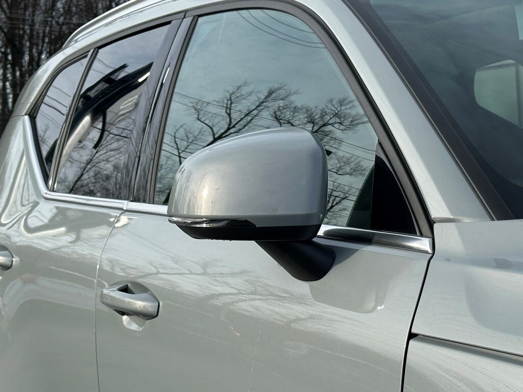 2025 Volvo XC40 Core photo 4