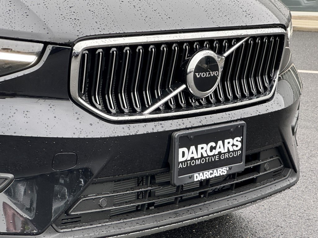 2025 Volvo XC40 Core photo 2