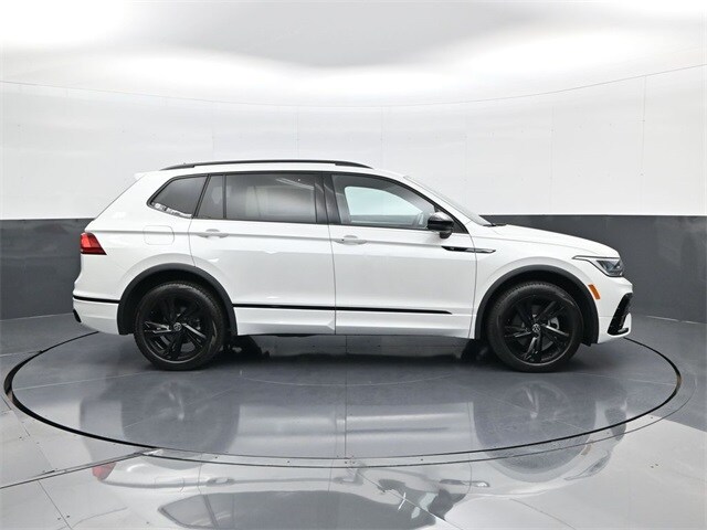 2023 Volkswagen Tiguan SE R-Line Black photo 4