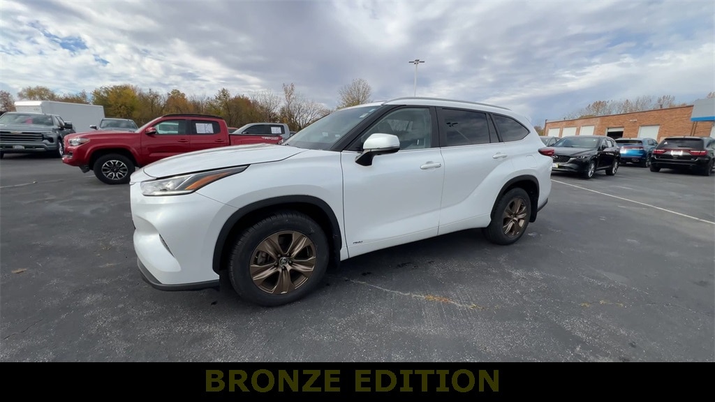 Used 2023 Toyota Highlander Hybrid XLE Bronze SUV