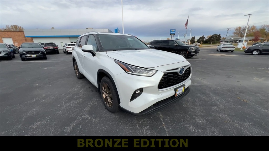 Used 2023 Toyota Highlander Hybrid XLE Bronze SUV