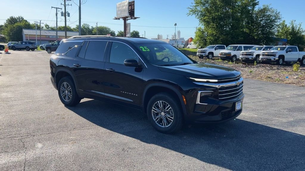Used 2025 Chevrolet Traverse LT SUV
