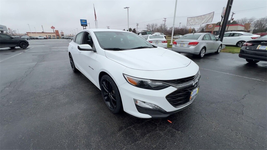 2024 Chevrolet Malibu 1LT photo 2