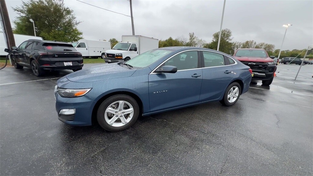 2024 Chevrolet Malibu 1LT photo 2