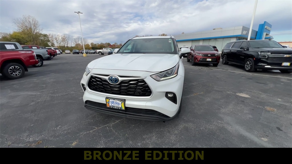 Used 2023 Toyota Highlander Hybrid XLE Bronze SUV
