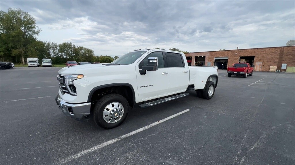 2025 Chevrolet Silverado 3500HD LTZ photo 4