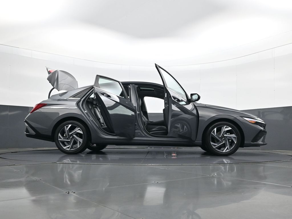2025 Hyundai Elantra Limited - Photo 33