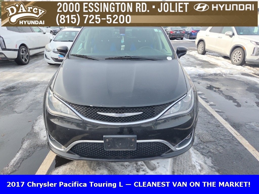 2017 Chrysler Pacifica Touring-L's photo