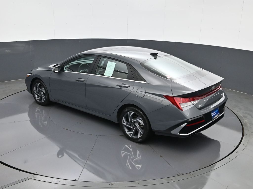 2025 Hyundai Elantra Limited - Photo 19