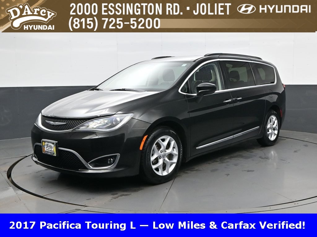 2017 Chrysler Pacifica Touring-L's photo