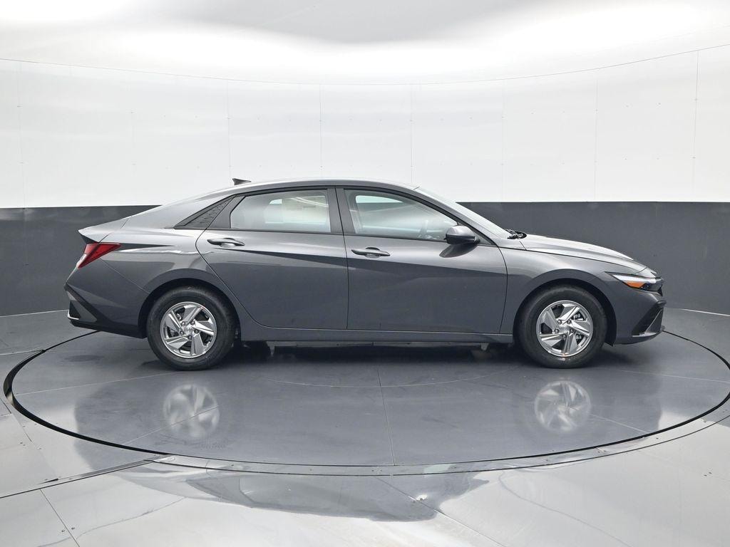 New 2025 Hyundai Elantra SE Sedan