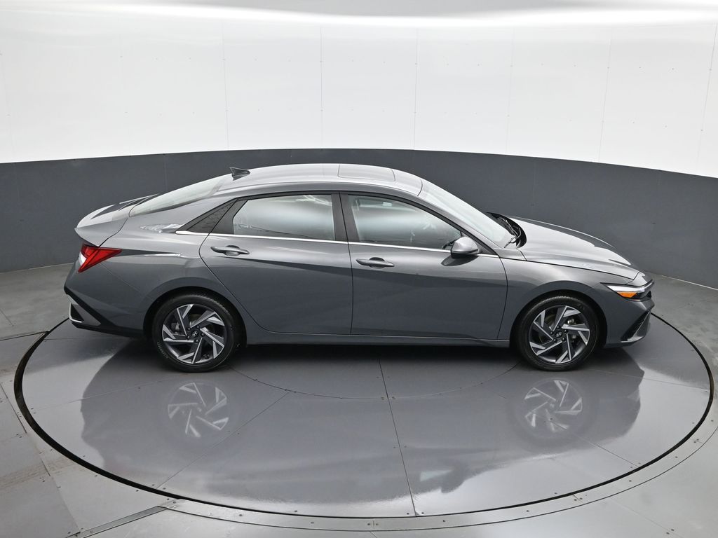 2025 Hyundai Elantra Limited - Photo 16