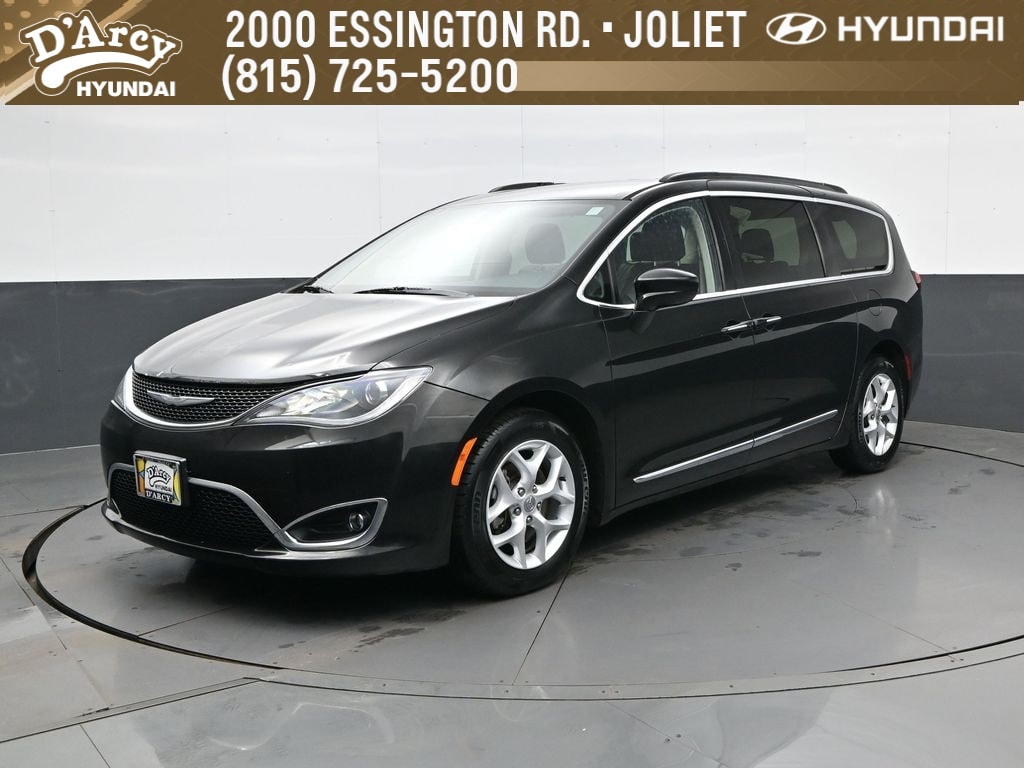 2017 Chrysler Pacifica Touring-L's photo