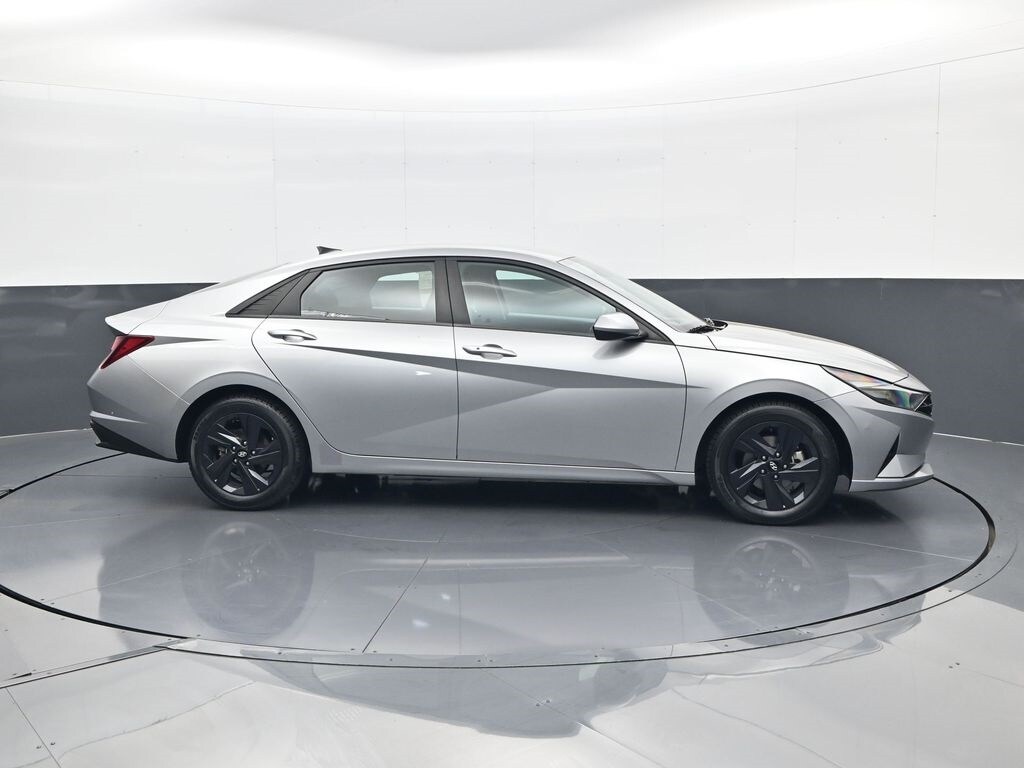 2023 Hyundai Elantra SEL photo 4