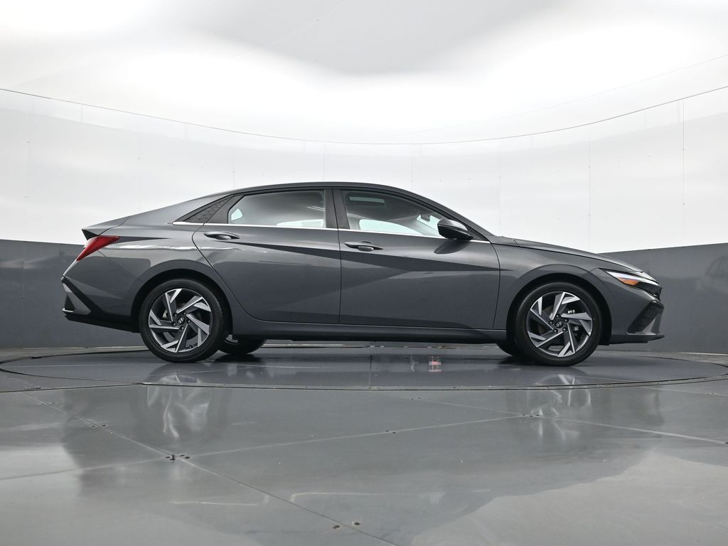 2025 Hyundai Elantra Limited - Photo 24