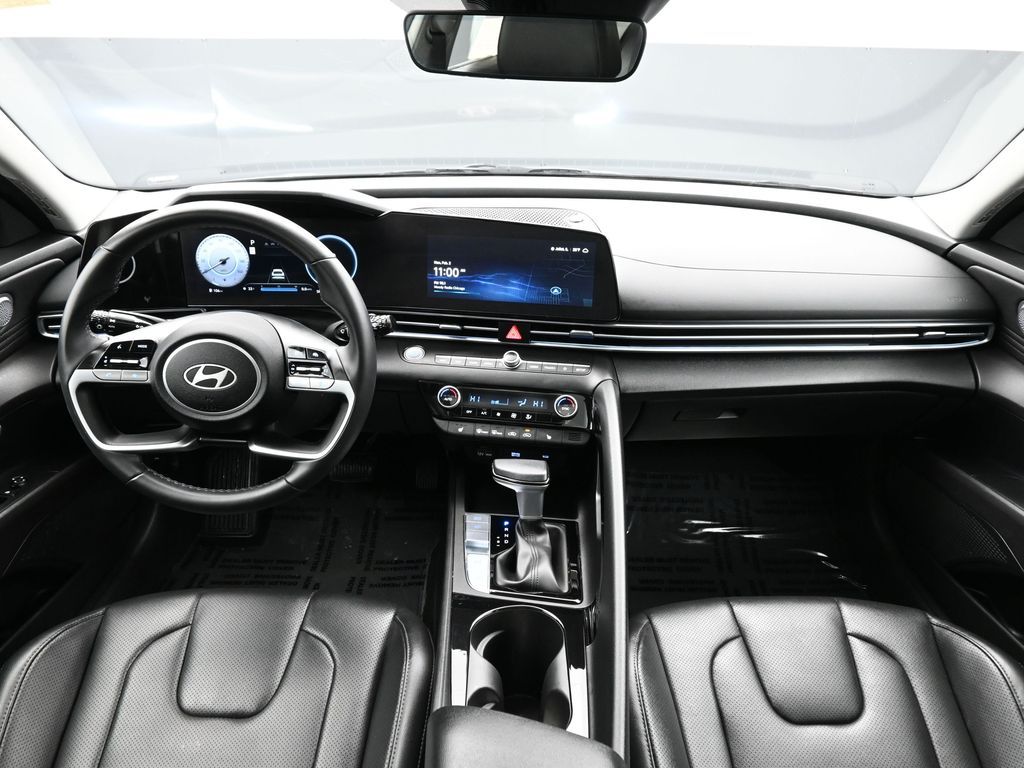 2025 Hyundai Elantra Limited - Photo 12