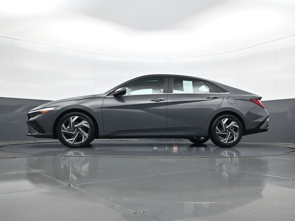 2025 Hyundai Elantra Limited - Photo 28