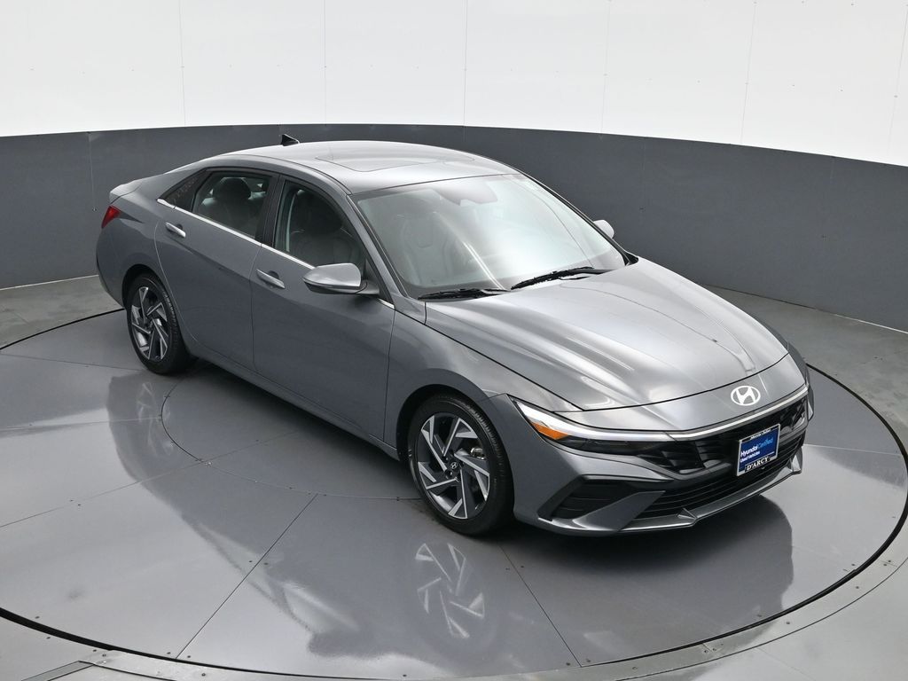 2025 Hyundai Elantra Limited - Photo 15