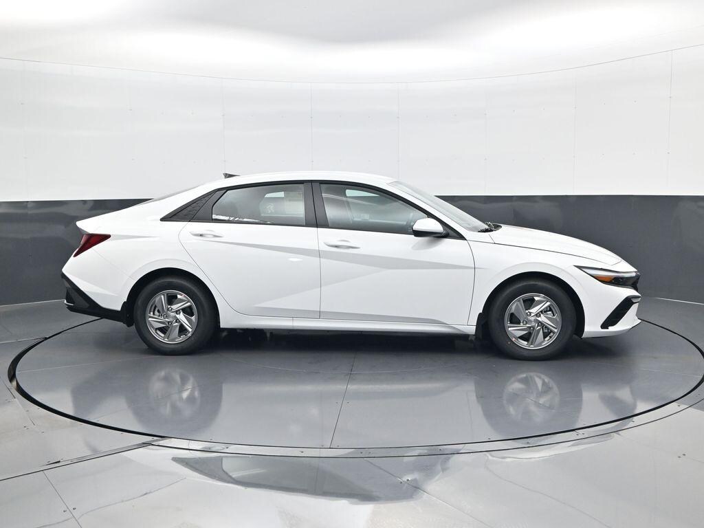 New 2025 Hyundai Elantra SE Sedan