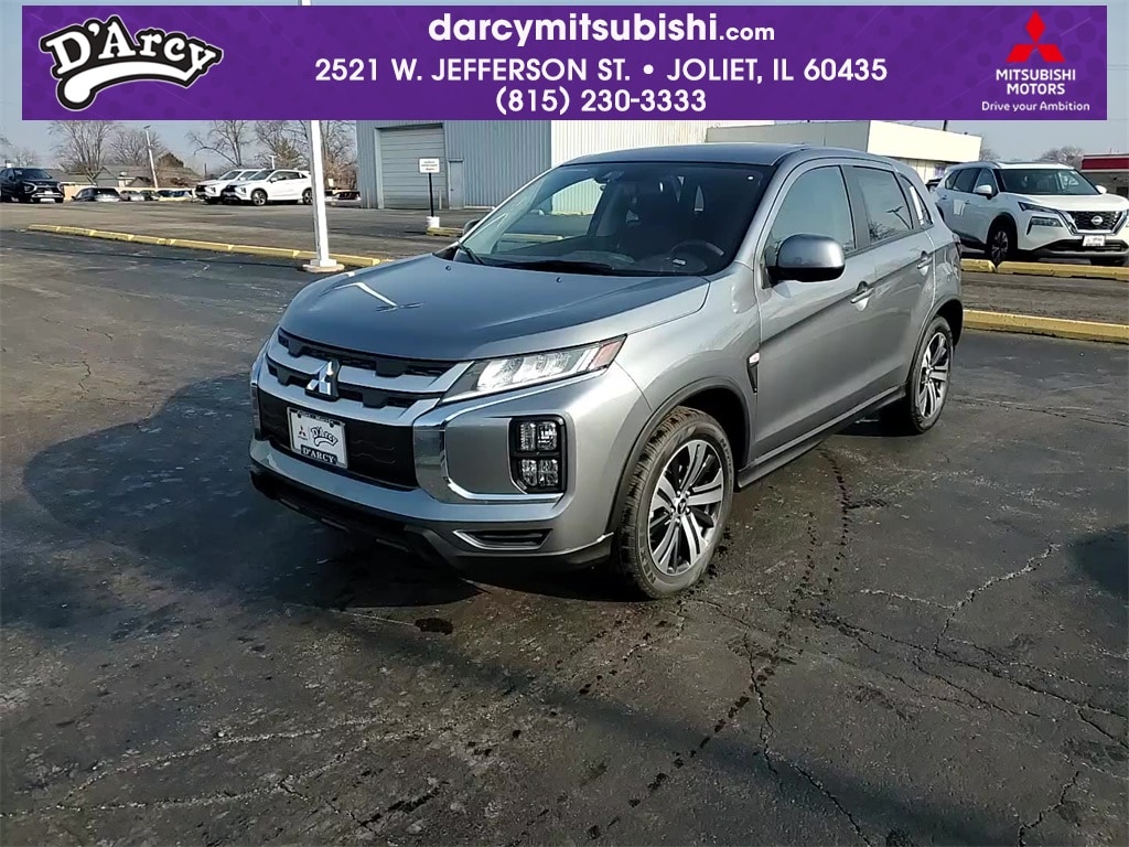 2025 Mitsubishi Outlander ES's photo