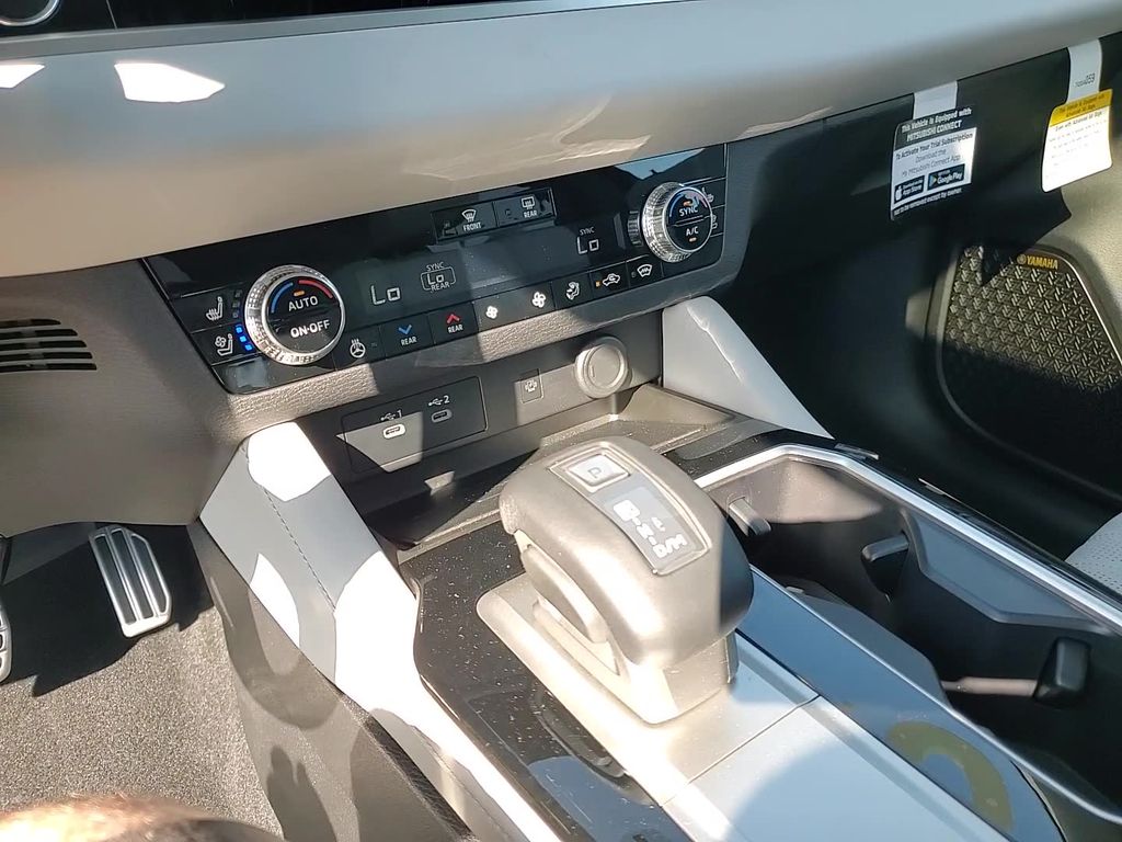 2025 Mitsubishi Outlander SEL Platinum Edition - Photo 32