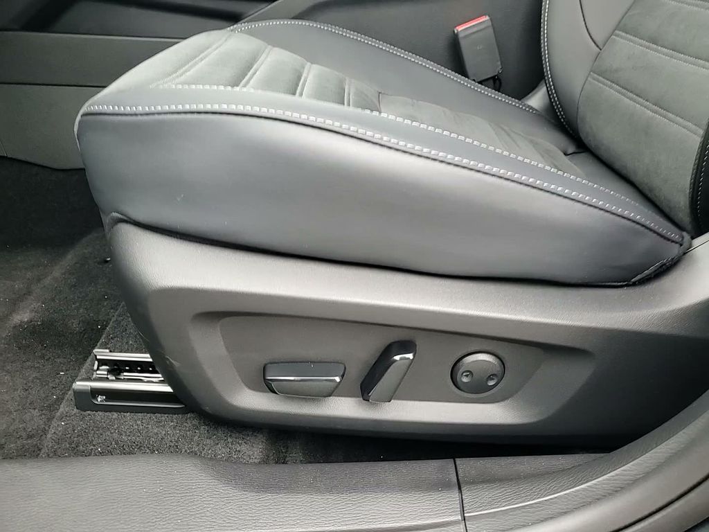 2025 Mitsubishi Outlander Plug-in Hybrid SE - Photo 17