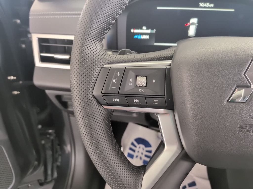 2025 Mitsubishi Outlander Plug-in Hybrid SE - Photo 19