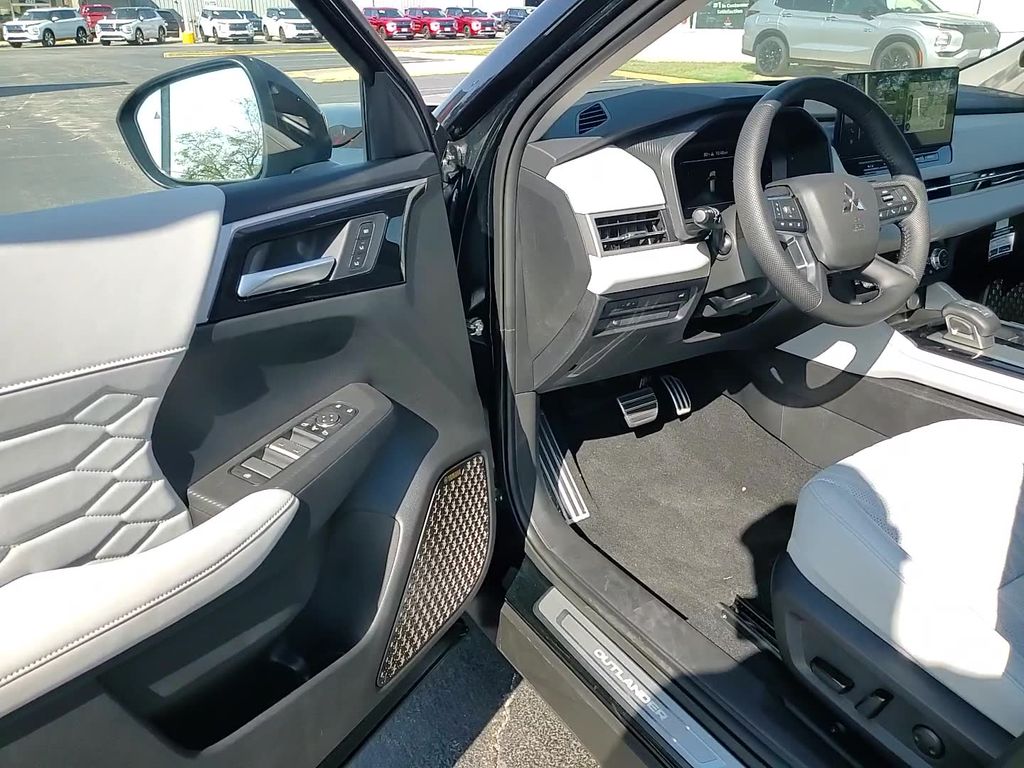 2025 Mitsubishi Outlander SEL Platinum Edition - Photo 24