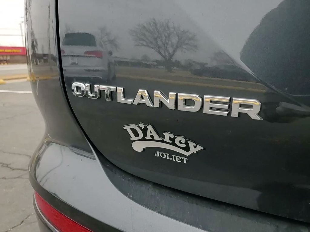 2025 Mitsubishi Outlander Plug-in Hybrid SE - Photo 8