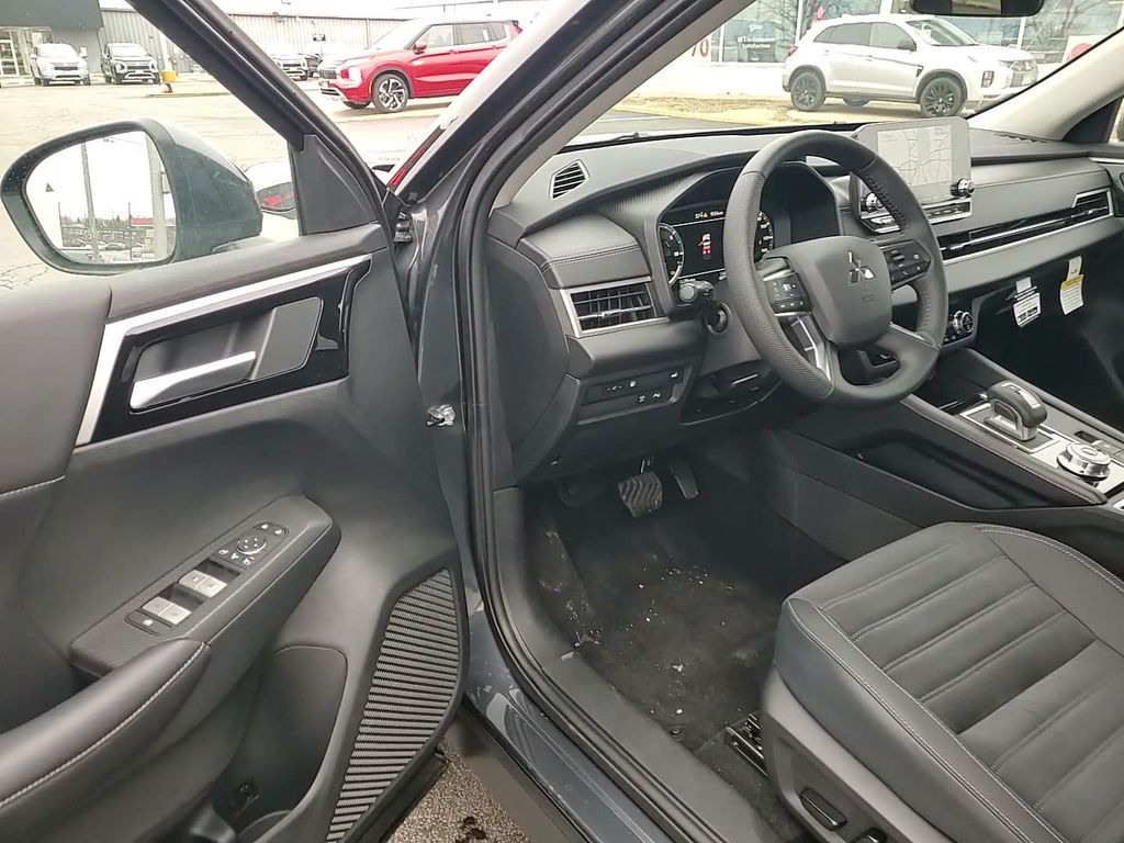 2025 Mitsubishi Outlander Plug-in Hybrid SE - Photo 15