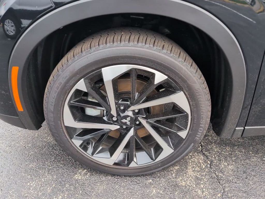 2025 Mitsubishi Outlander Plug-in Hybrid SE - Photo 11