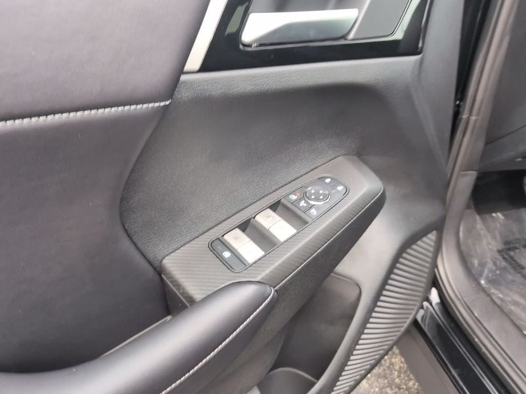 2025 Mitsubishi Outlander Plug-in Hybrid SE - Photo 16