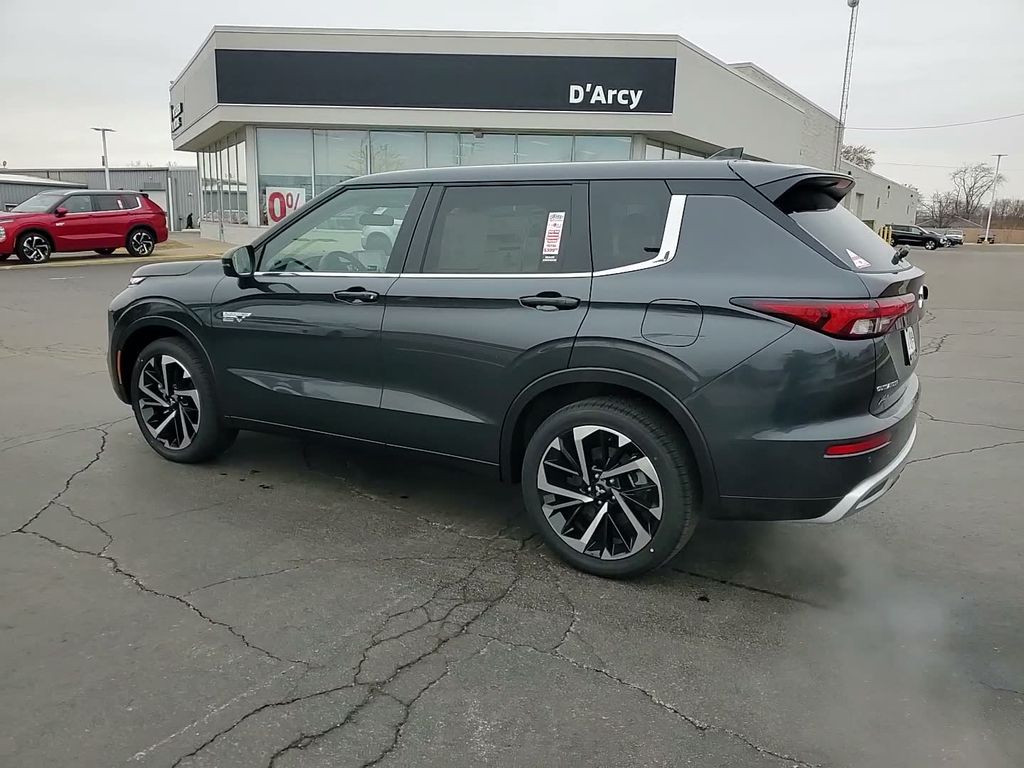 2025 Mitsubishi Outlander Plug-in Hybrid SE - Photo 10