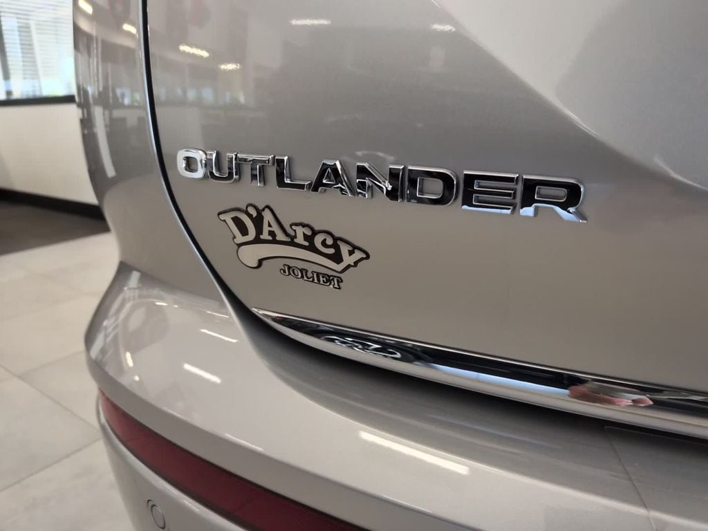 2025 Mitsubishi Outlander Plug-in Hybrid SE - Photo 9
