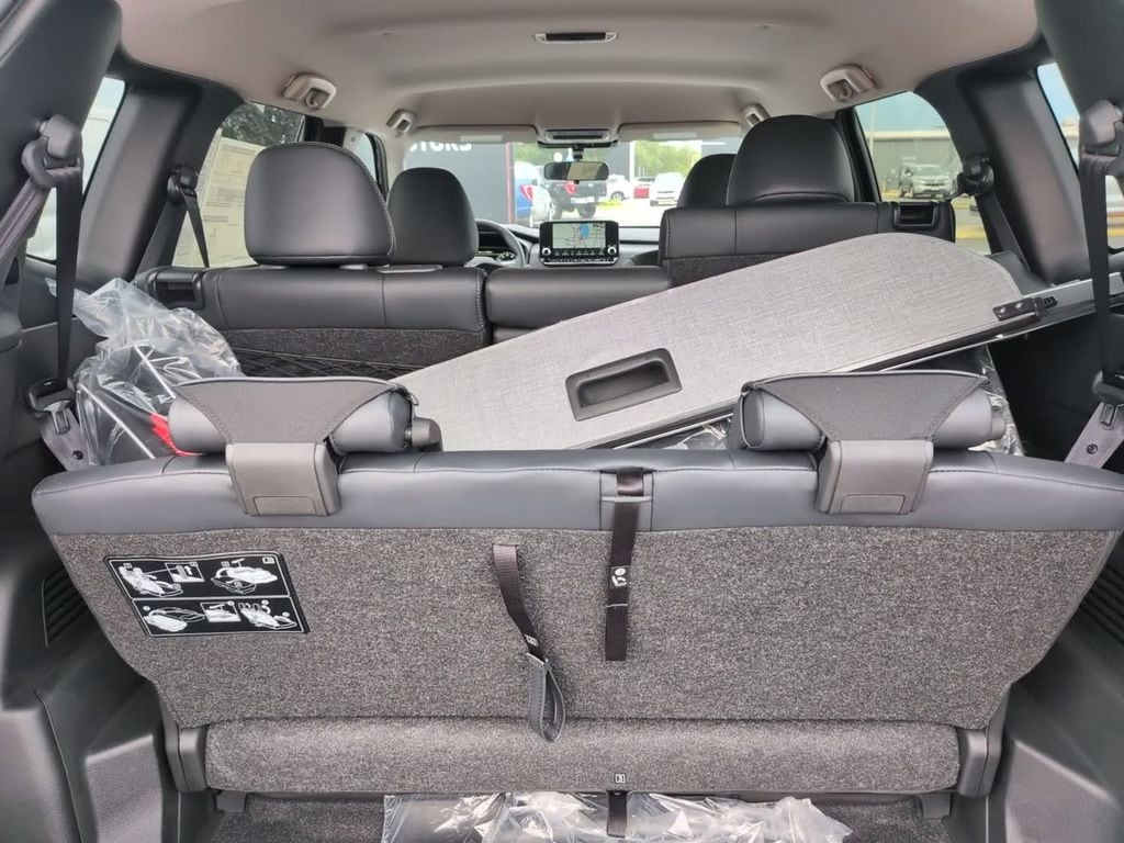 2025 Mitsubishi Outlander Plug-in Hybrid SE - Photo 8