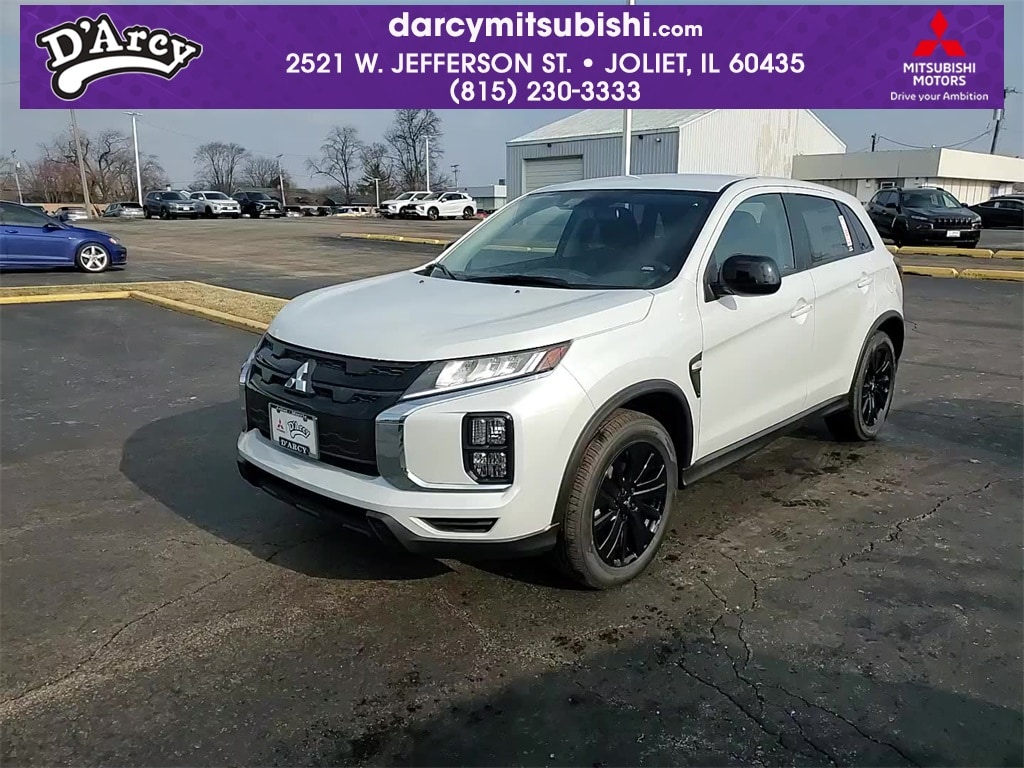 2025 Mitsubishi Outlander LE's photo
