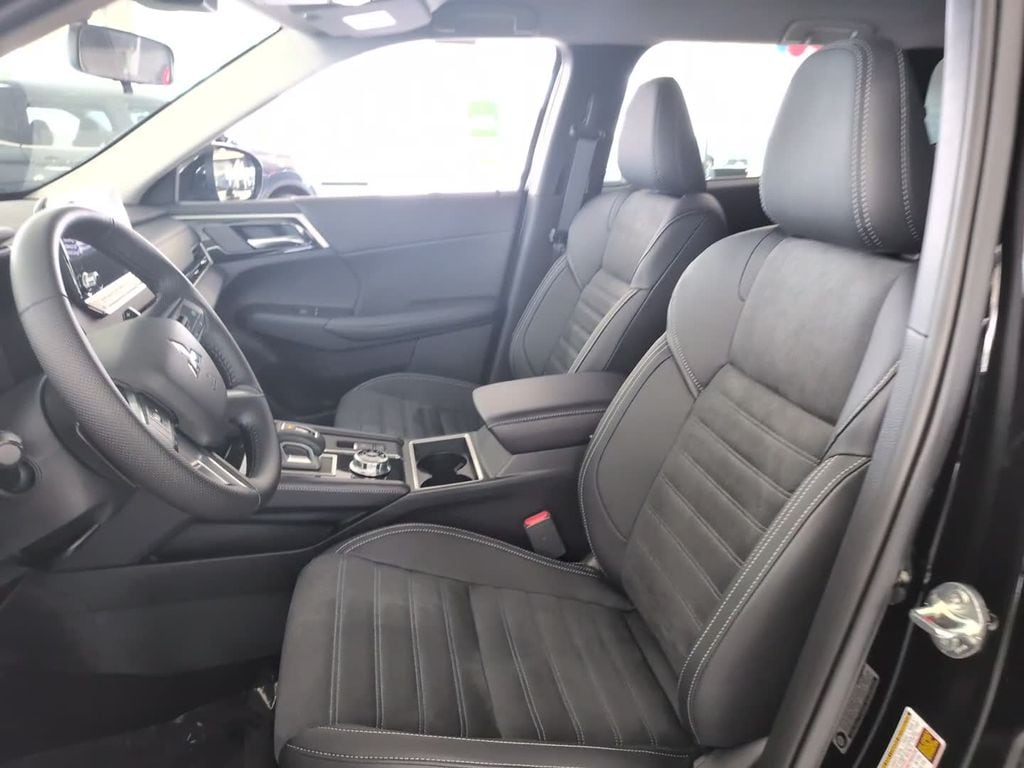 2025 Mitsubishi Outlander Plug-in Hybrid SE - Photo 16