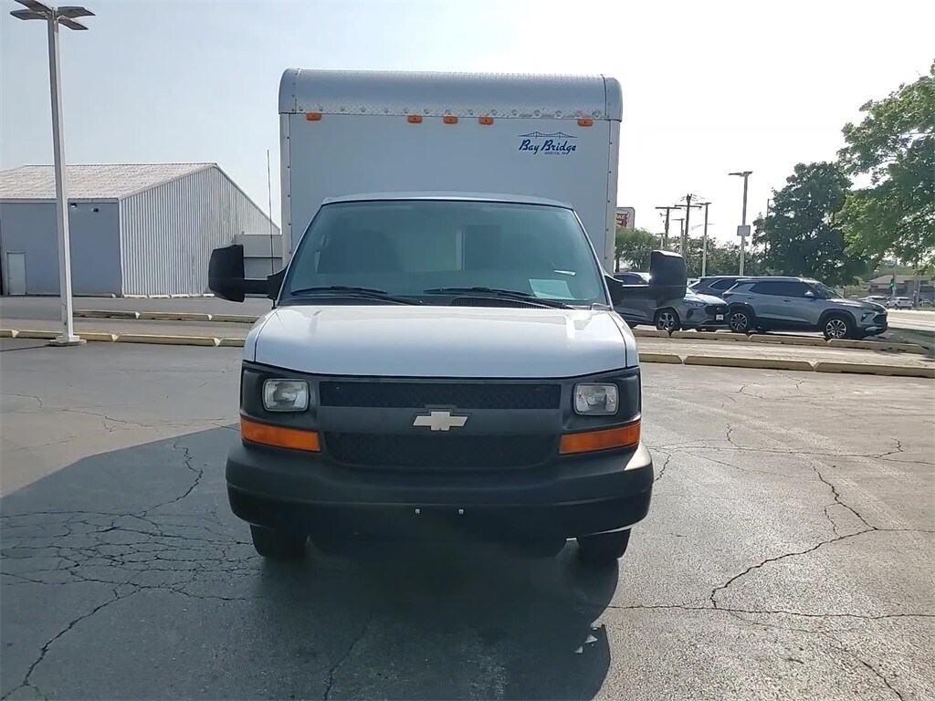2009 Chevrolet Express Cutaway Work Van photo 4