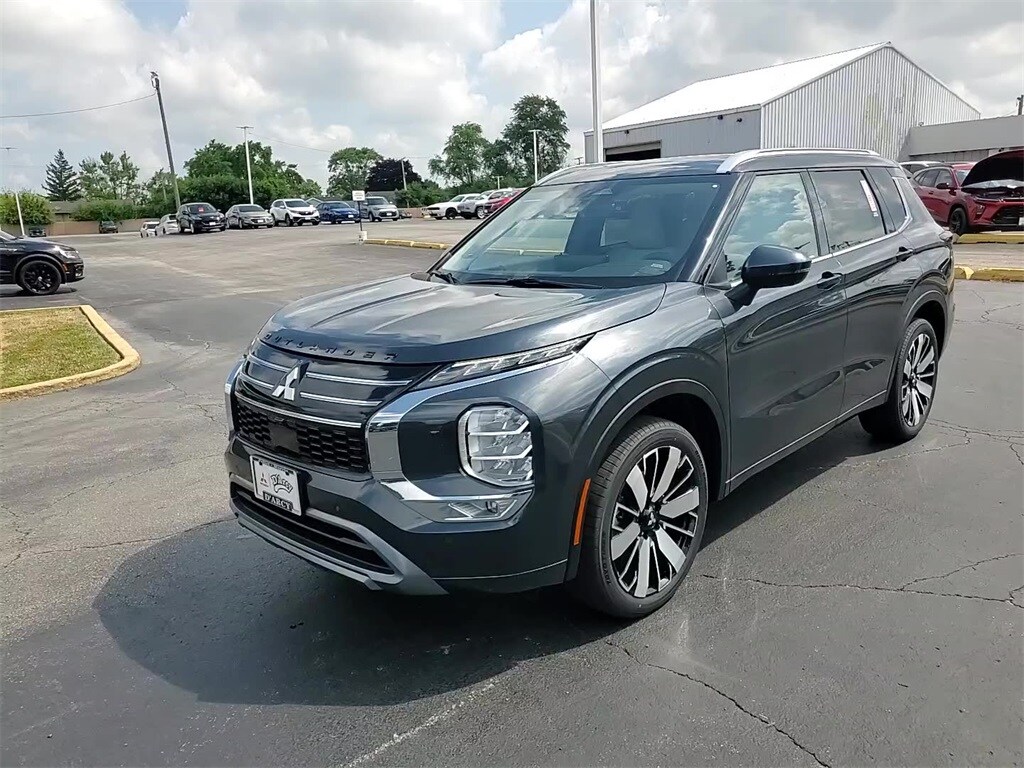 2025 Mitsubishi Outlander SEL photo 2