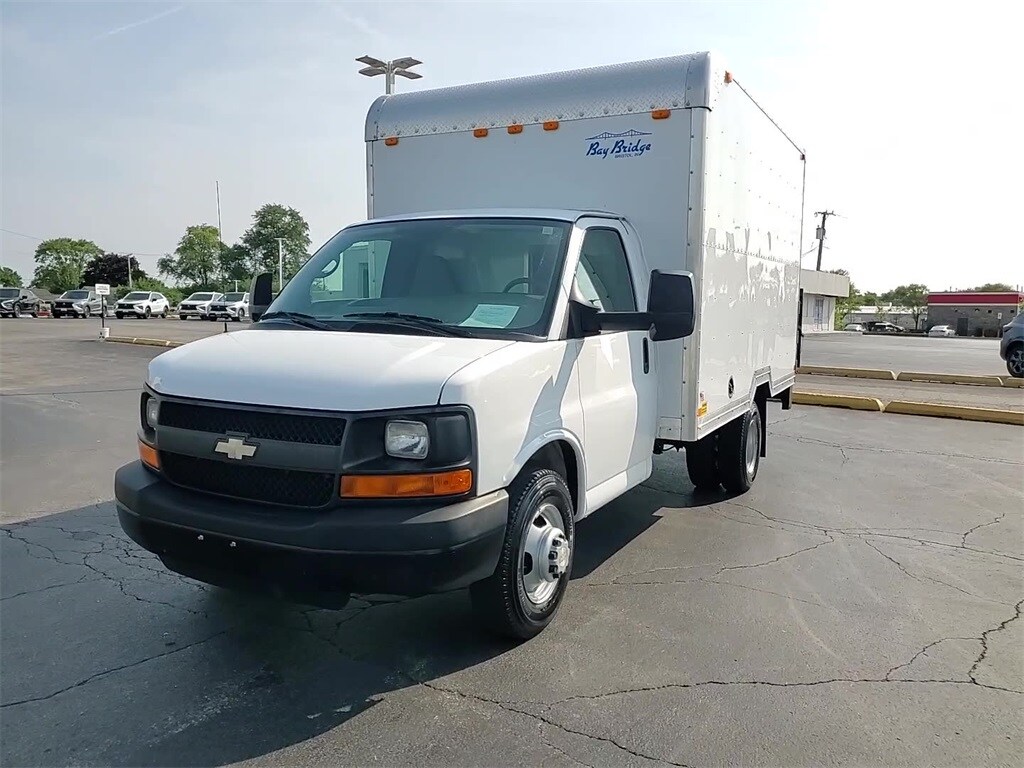 2009 Chevrolet Express Cutaway Work Van photo 3