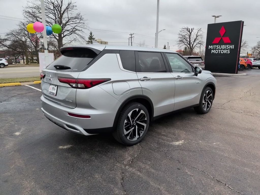 2025 Mitsubishi Outlander Plug-in Hybrid SE - Photo 6