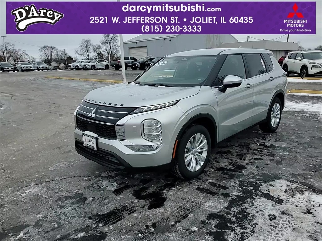 2025 Mitsubishi Outlander ES's photo