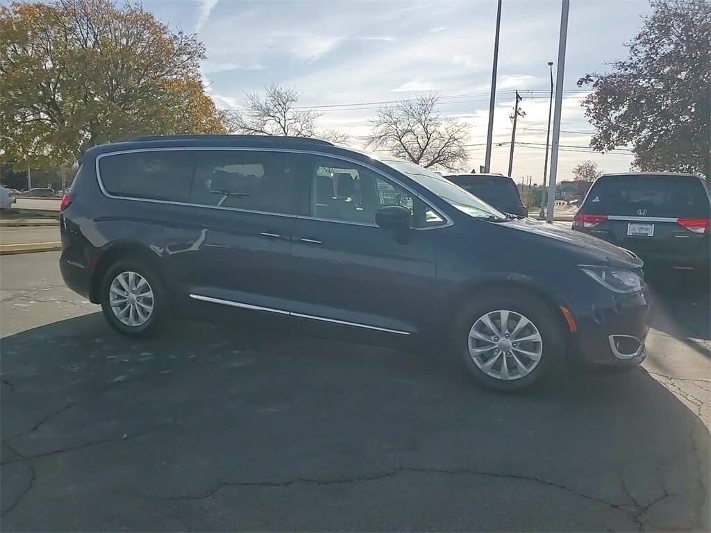 2017 Chrysler Pacifica Touring L photo 3