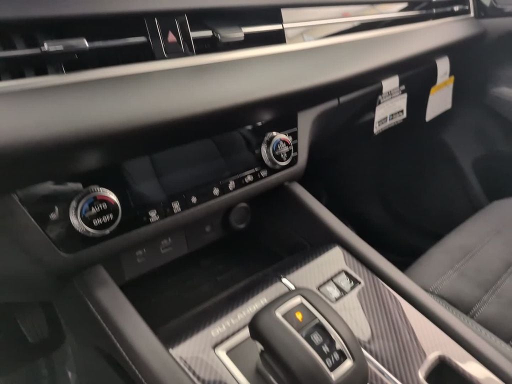 2025 Mitsubishi Outlander Plug-in Hybrid SE - Photo 23