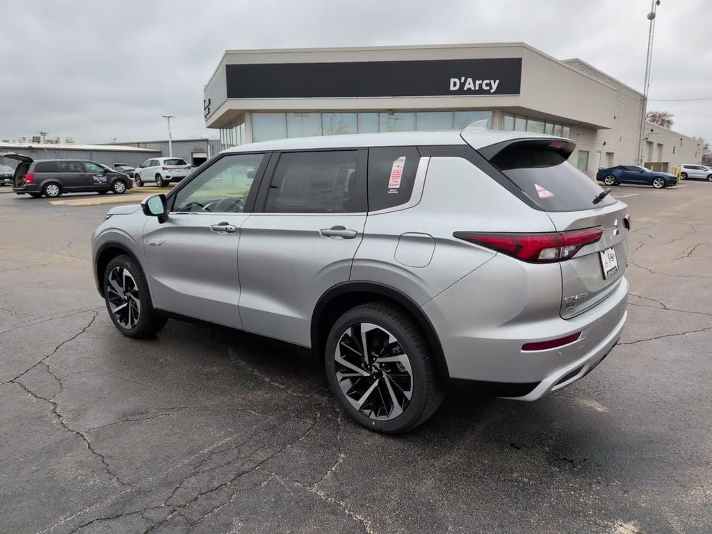 2025 Mitsubishi Outlander Plug-in Hybrid SE - Photo 11