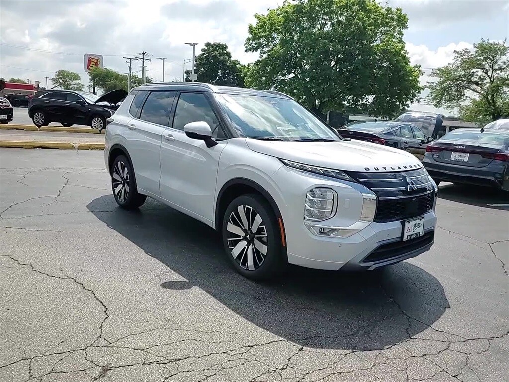 2025 Mitsubishi Outlander SEL photo 2