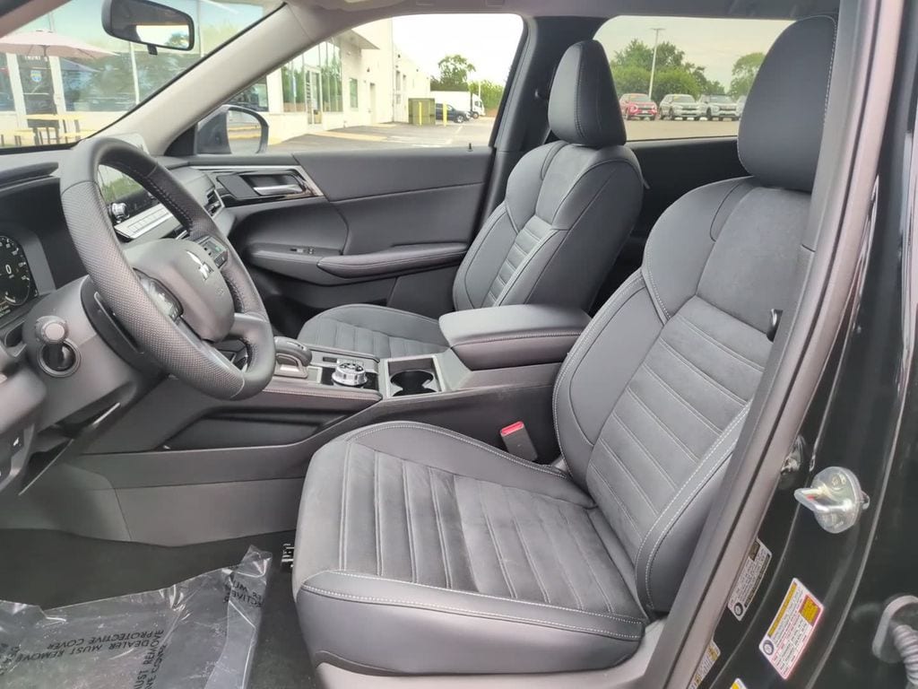 2025 Mitsubishi Outlander Plug-in Hybrid SE - Photo 18