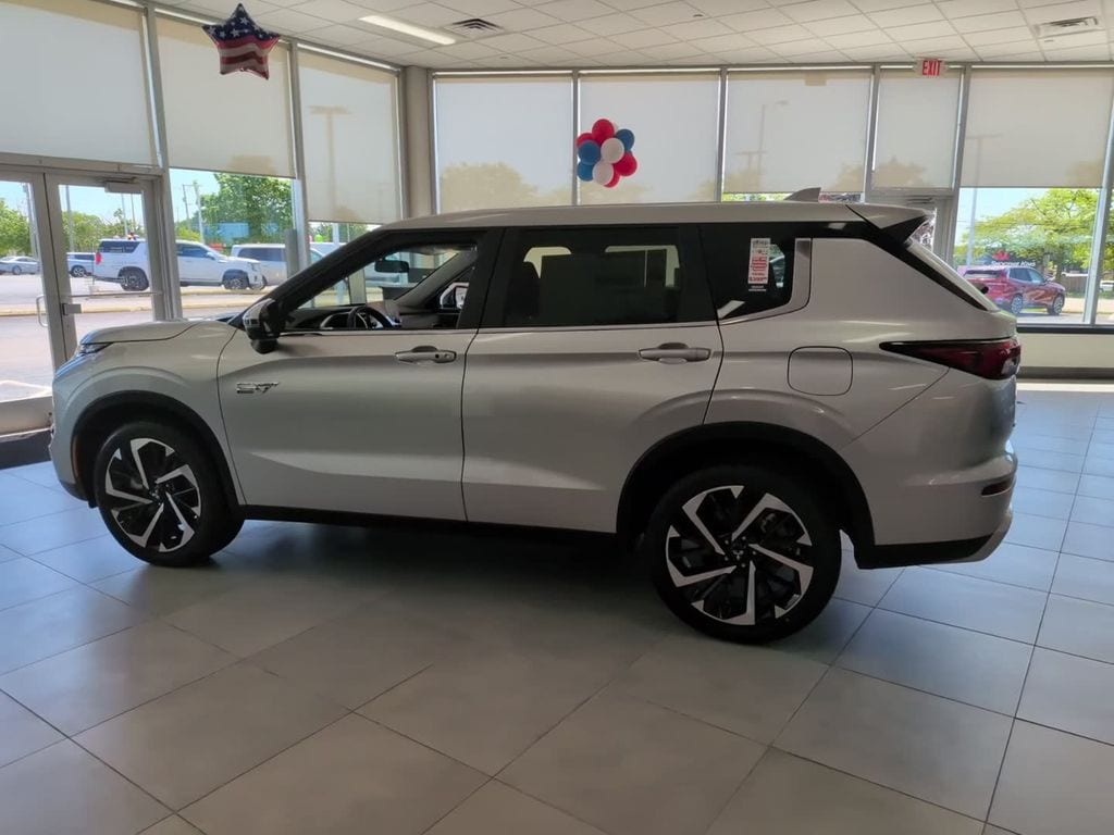 2025 Mitsubishi Outlander Plug-in Hybrid SE - Photo 13