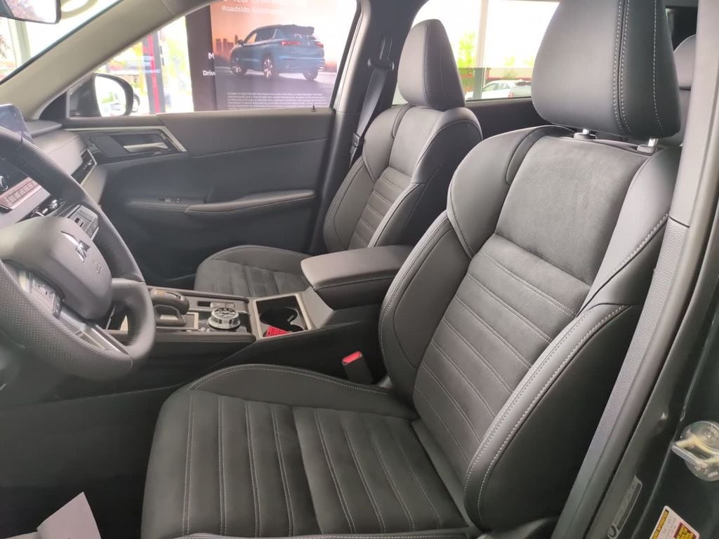 2025 Mitsubishi Outlander Plug-in Hybrid SE - Photo 17