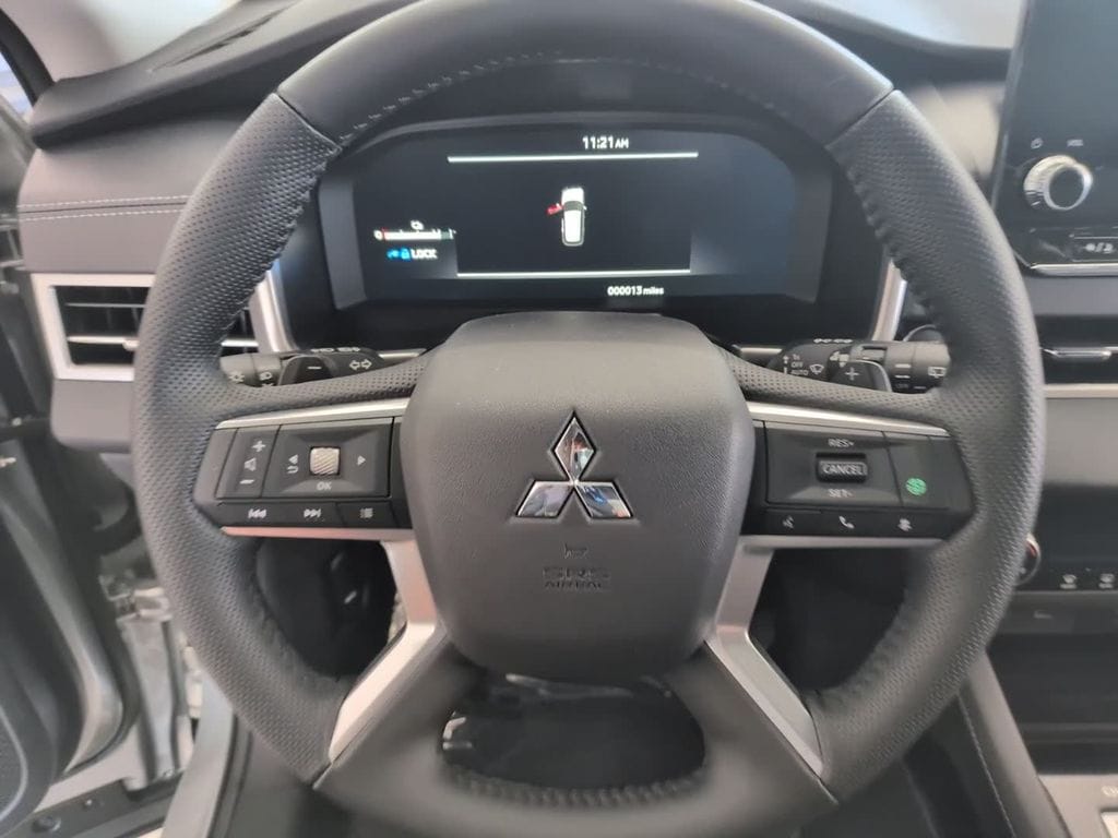 2025 Mitsubishi Outlander Plug-in Hybrid SE - Photo 18